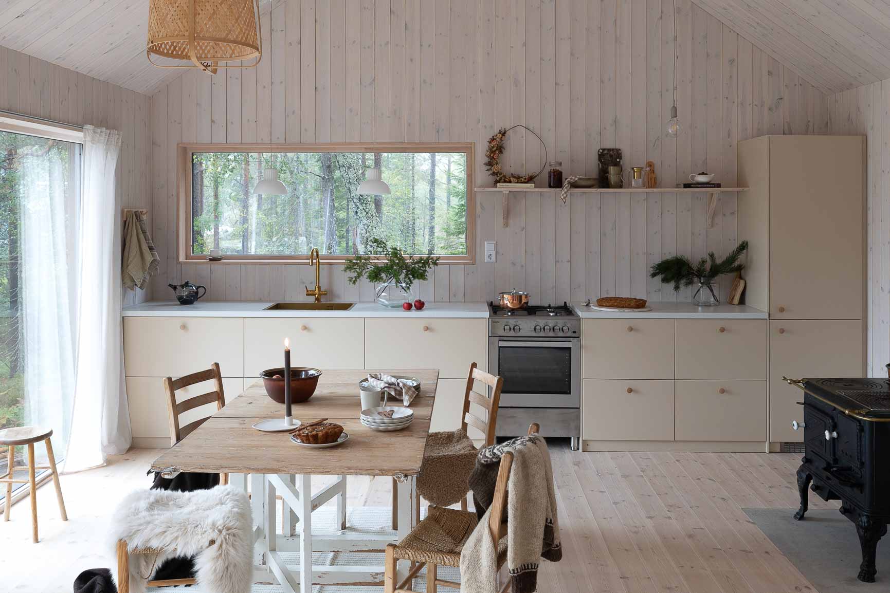 Hyttekjøkken på moderne hytte, malt i Jotun LADY Ginseng.