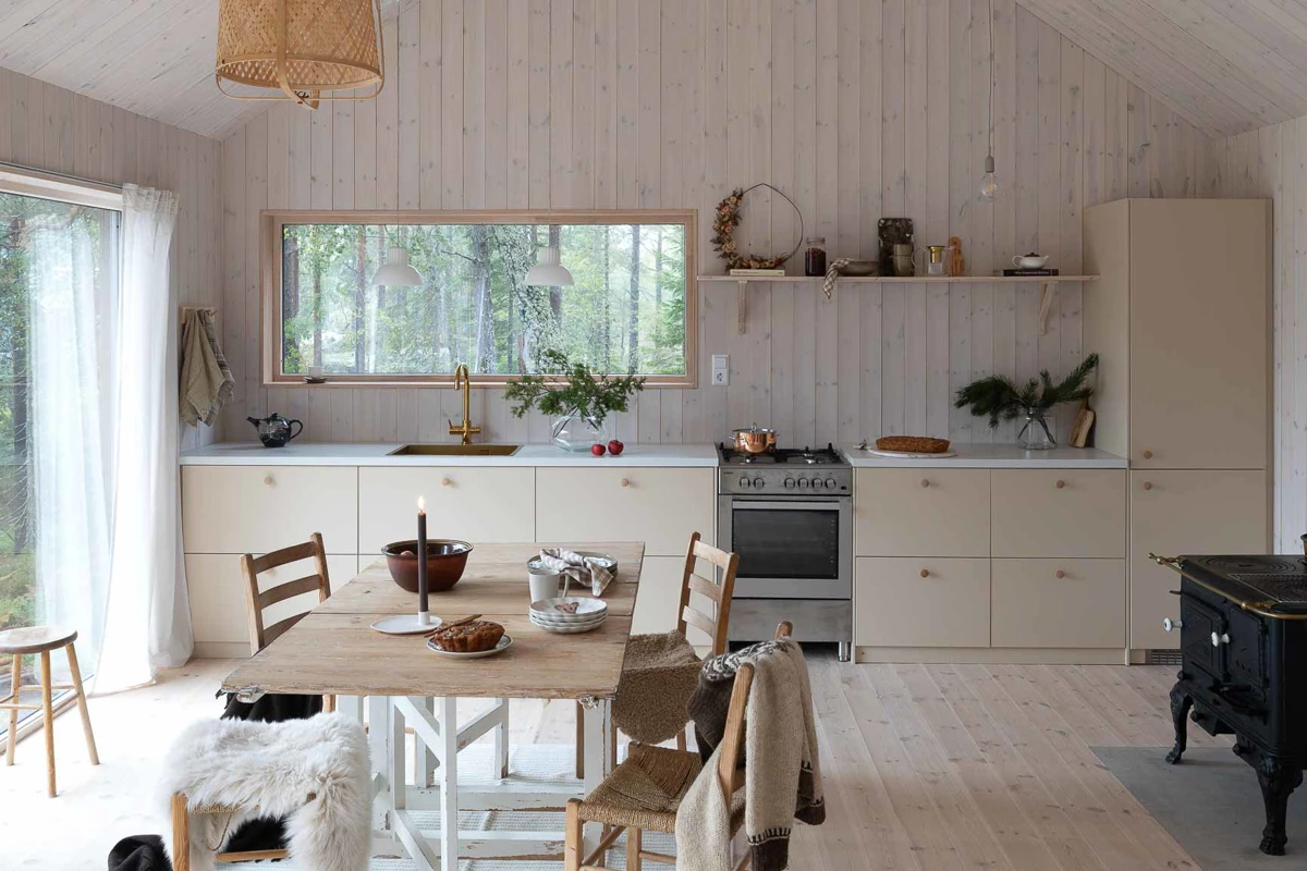 Hyttekjøkken på moderne hytte, malt i Jotun LADY Ginseng.