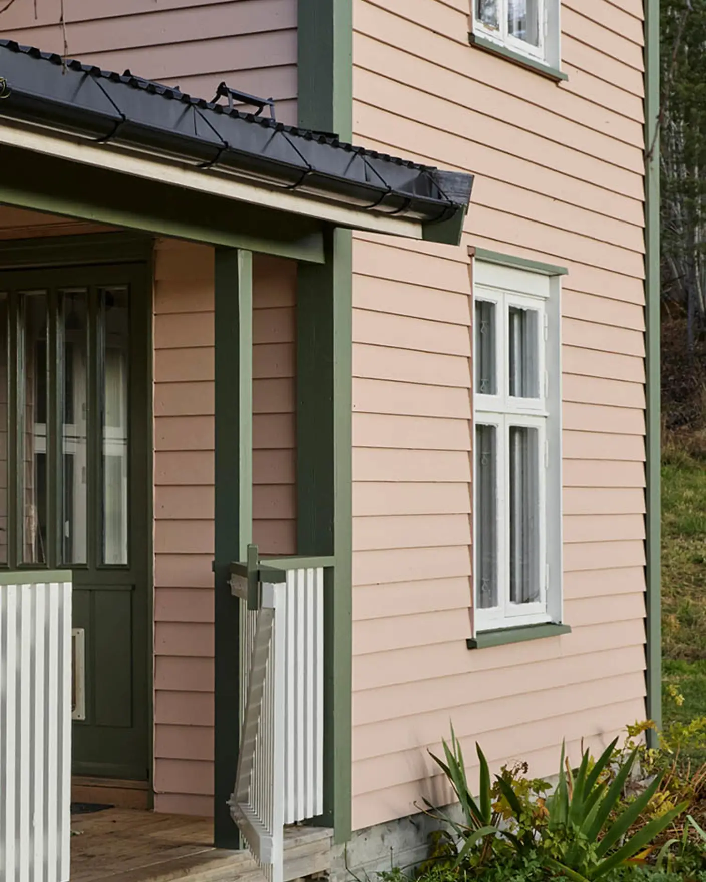 Hus i 0239 Mellomrosa med vinduskarmer i 10784 Skyggehvit detaljer i 8413 Herregårdsgrønn