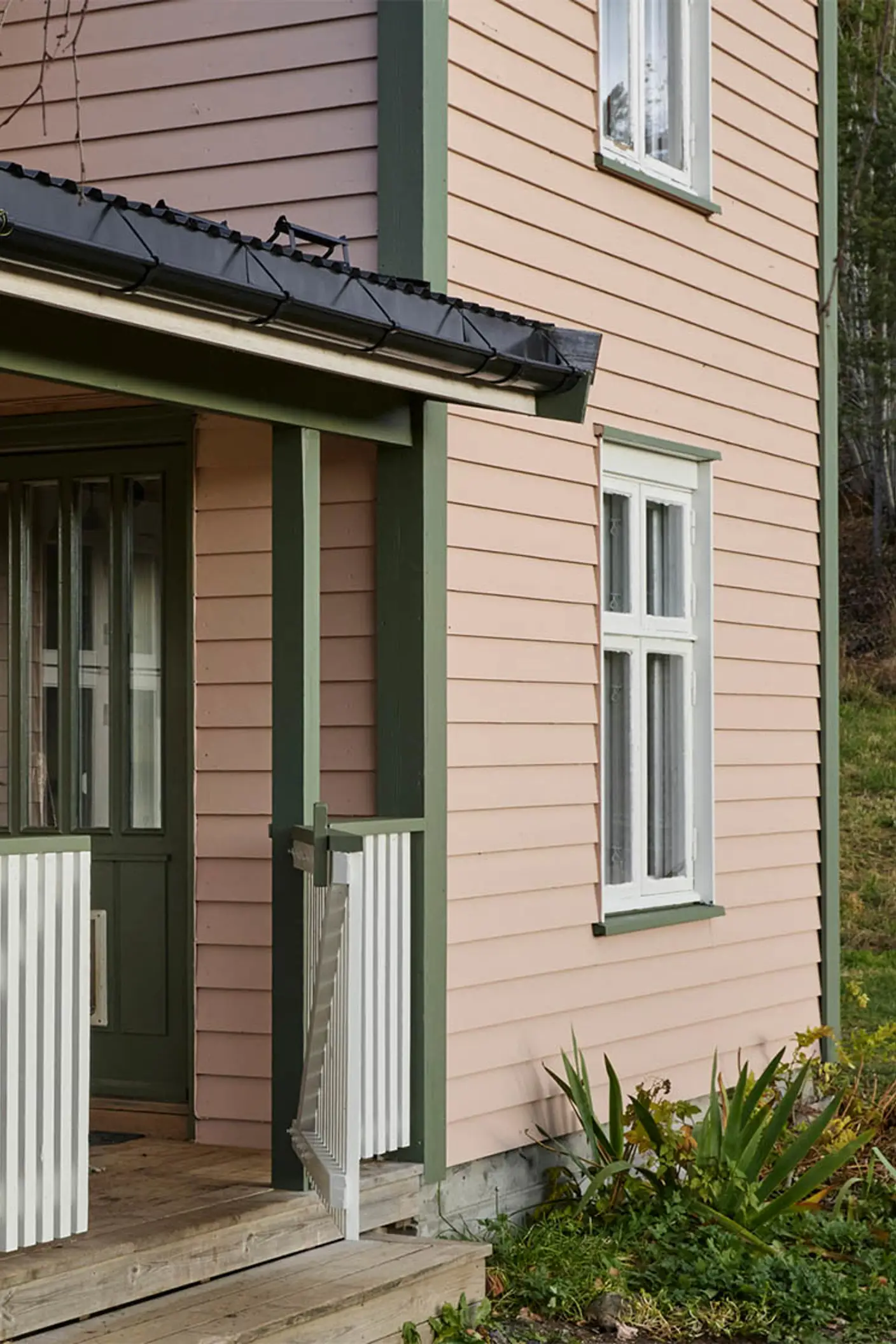 Hus i 0239 Mellomrosa med vinduskarmer i 10784 Skyggehvit detaljer i 8413 Herregårdsgrønn