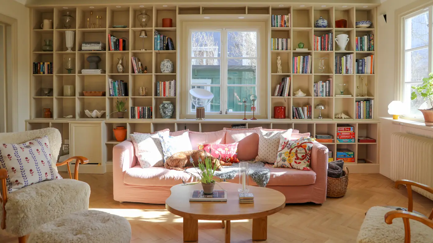 Platsbyggd bokhylla hemma hos Hannes.