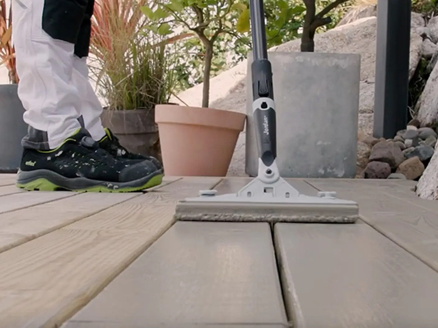 Terrasse beises med TREBITT Terrassebeis i lys grå farge fra Jotun, påføres med EasyPad
