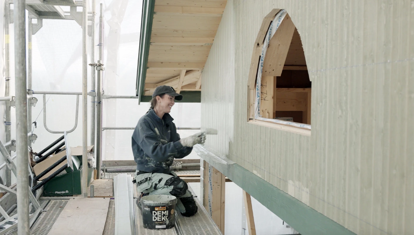 Sofia Ståhl målar huset med DEMIDEKK Infinity