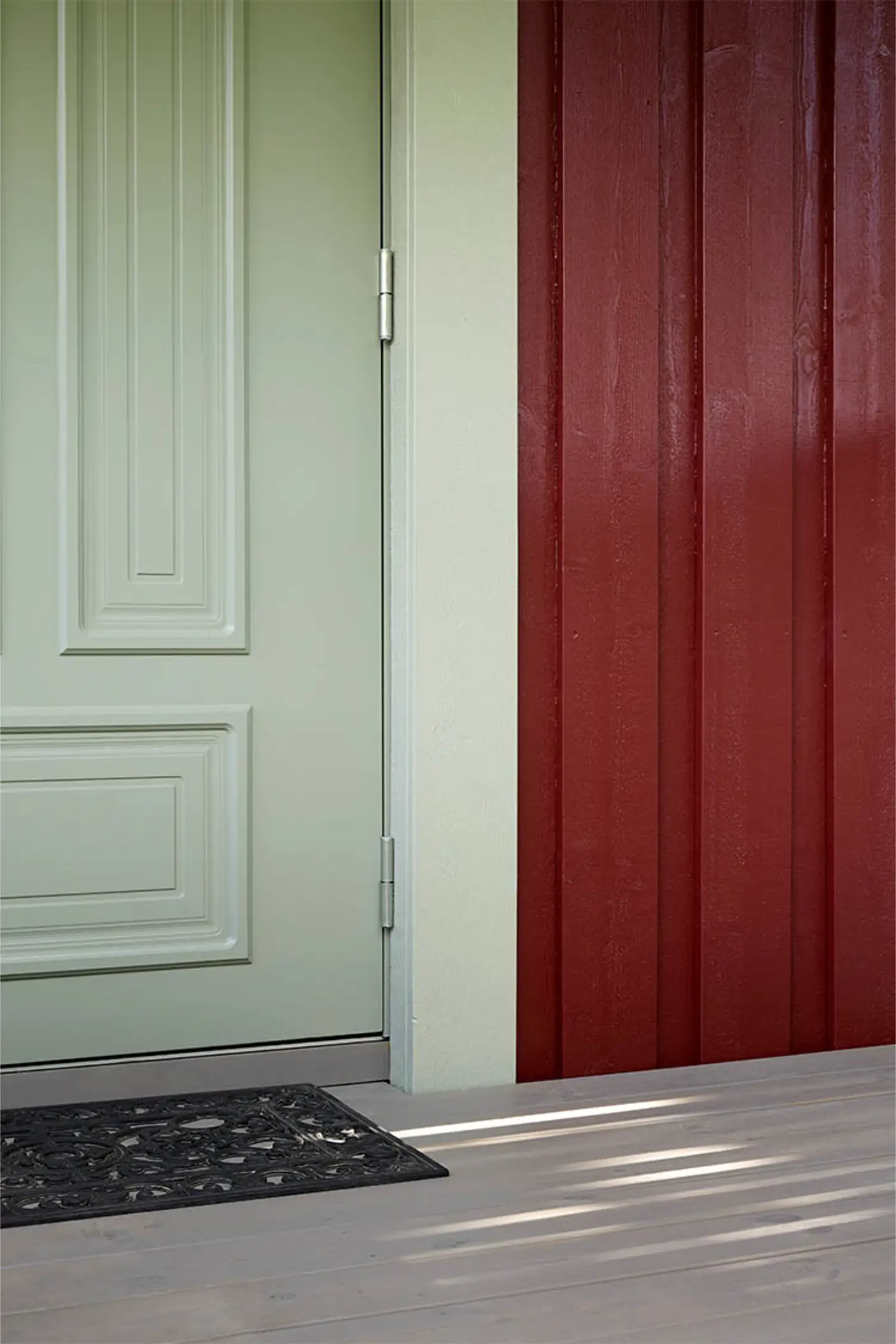 Hus malt i 2006 Husmannsrød og dør malt i 8426 Dewy Green med omramming i fargen 7053 Lærdal