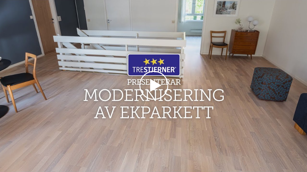 Modern renovering av ekparkett i stilfullt inrett rum med trämöbler och ljusa väggar