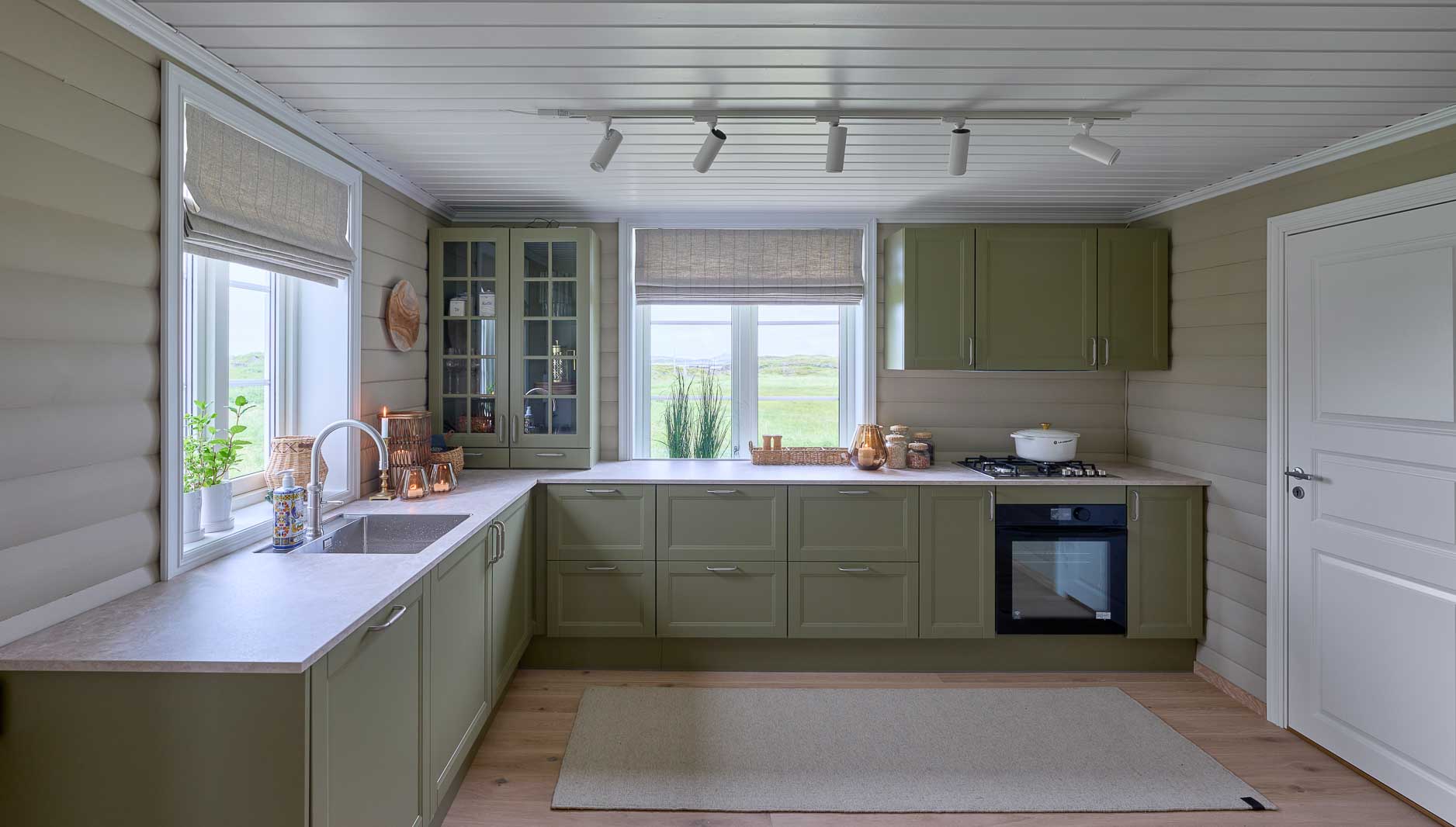 Hyttekjøkken i grønt med beige vegger, malt i Jotun LADY Hazelnut Beige.