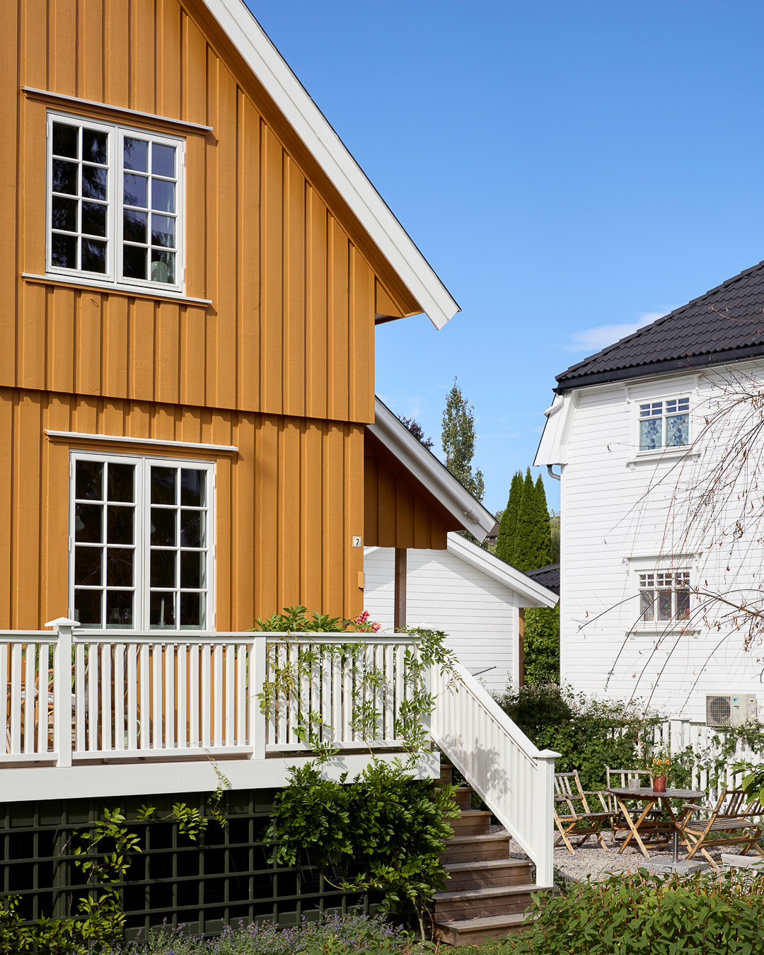 Klassisk villa fra 1920-tallet malt i okergult med JOTUN 0152 Staverngul og hvite detaljer i JOTUN 1001 Egghvit.