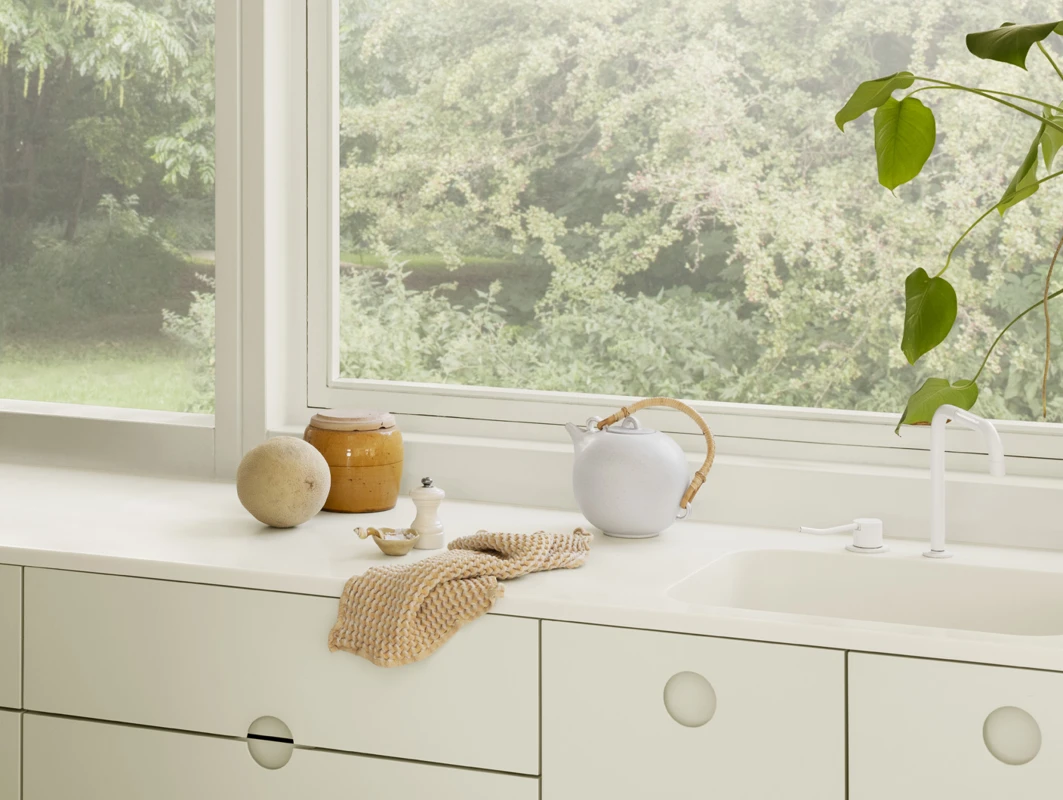 Neutral and calm kitchen colours