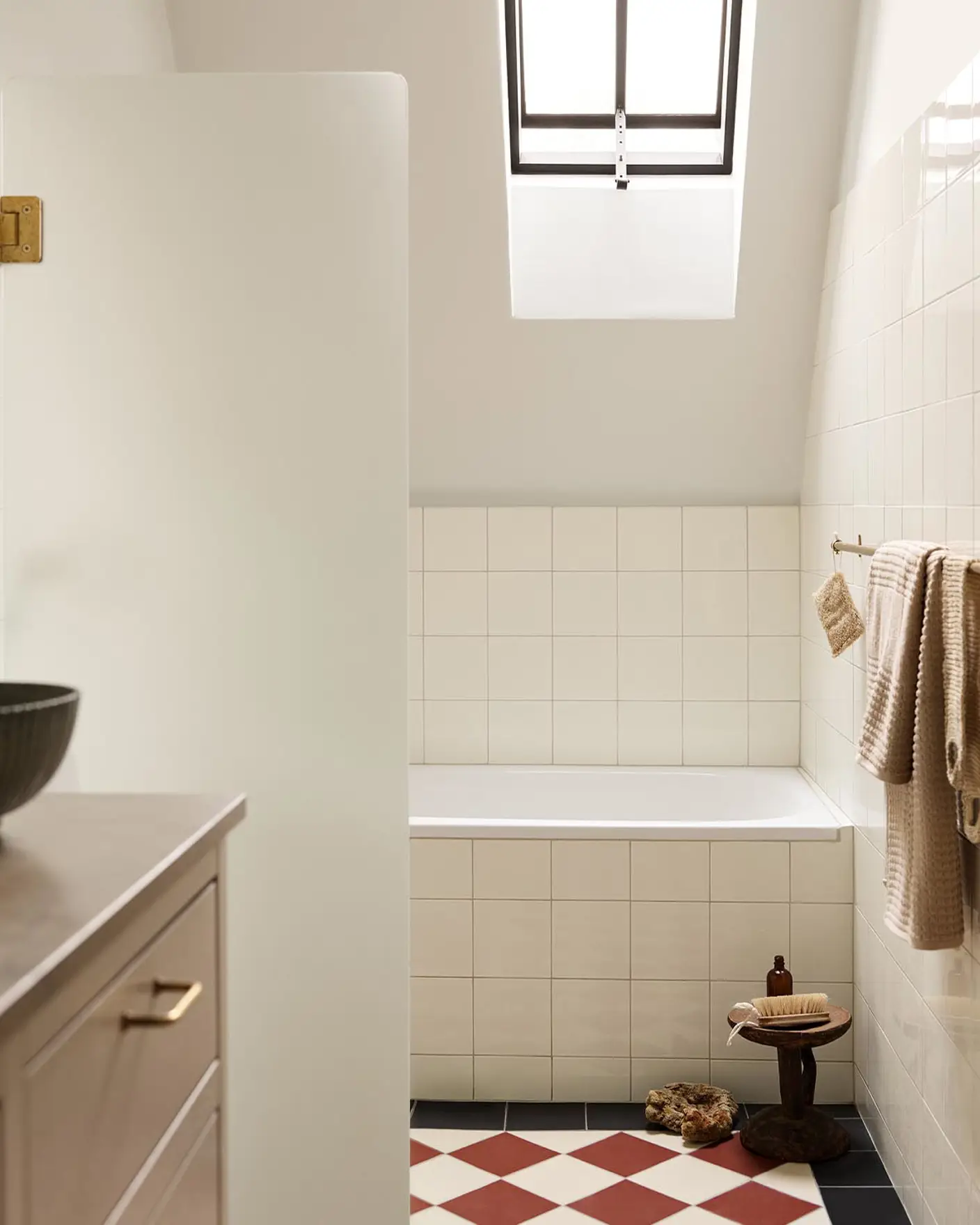 Bathroom with a frosted glass shower, tiled wall and floor with a golden beige wall painted with the colour 12313 Soft Dunes from Jotun.