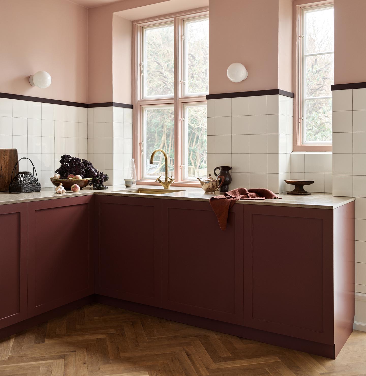 Kitchen cabinets painted in the deep brown colour 2149 Coffee from Jotun. Walls painted in 20362 Pink Ambience and white tile backsplash.