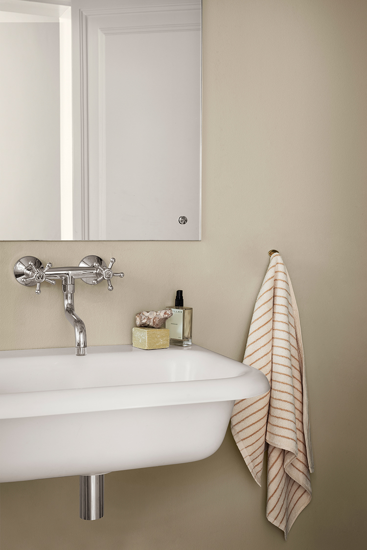 Bad malt i fargen Jotun 1939 Sandbeige med Lady Aqua Matt