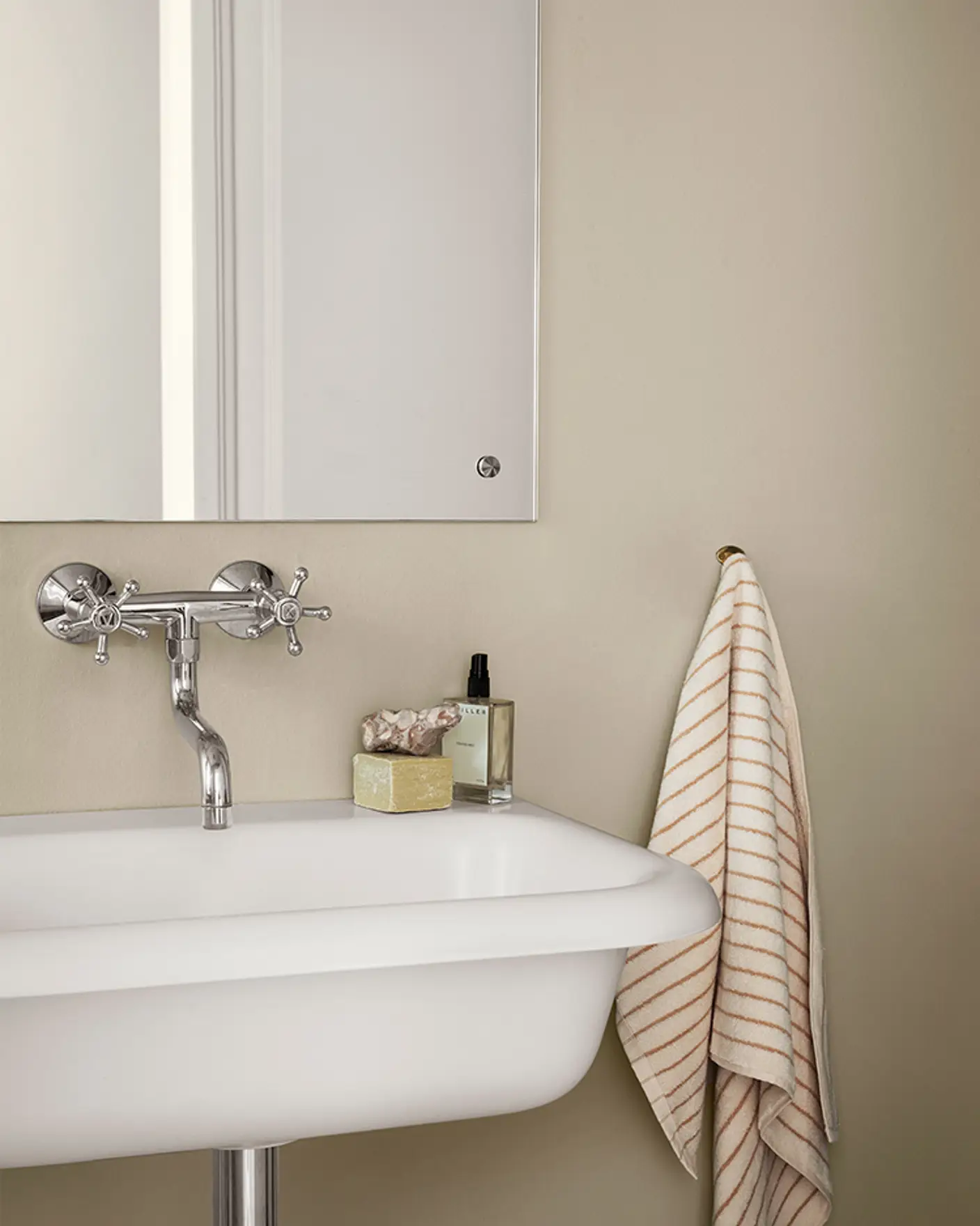 Bad malt i fargen Jotun 1939 Sandbeige med Lady Aqua Matt