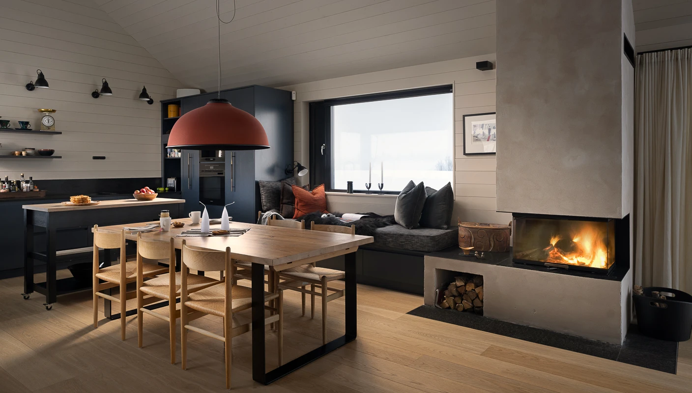 Kjøkken på hytte med panelvegger og tak malt med LADY Supreme Finish i den lyse gråhvite fargen Jotun Soft Touch, med blåmalt kjøkkeninnredning i Jotun Oslo.