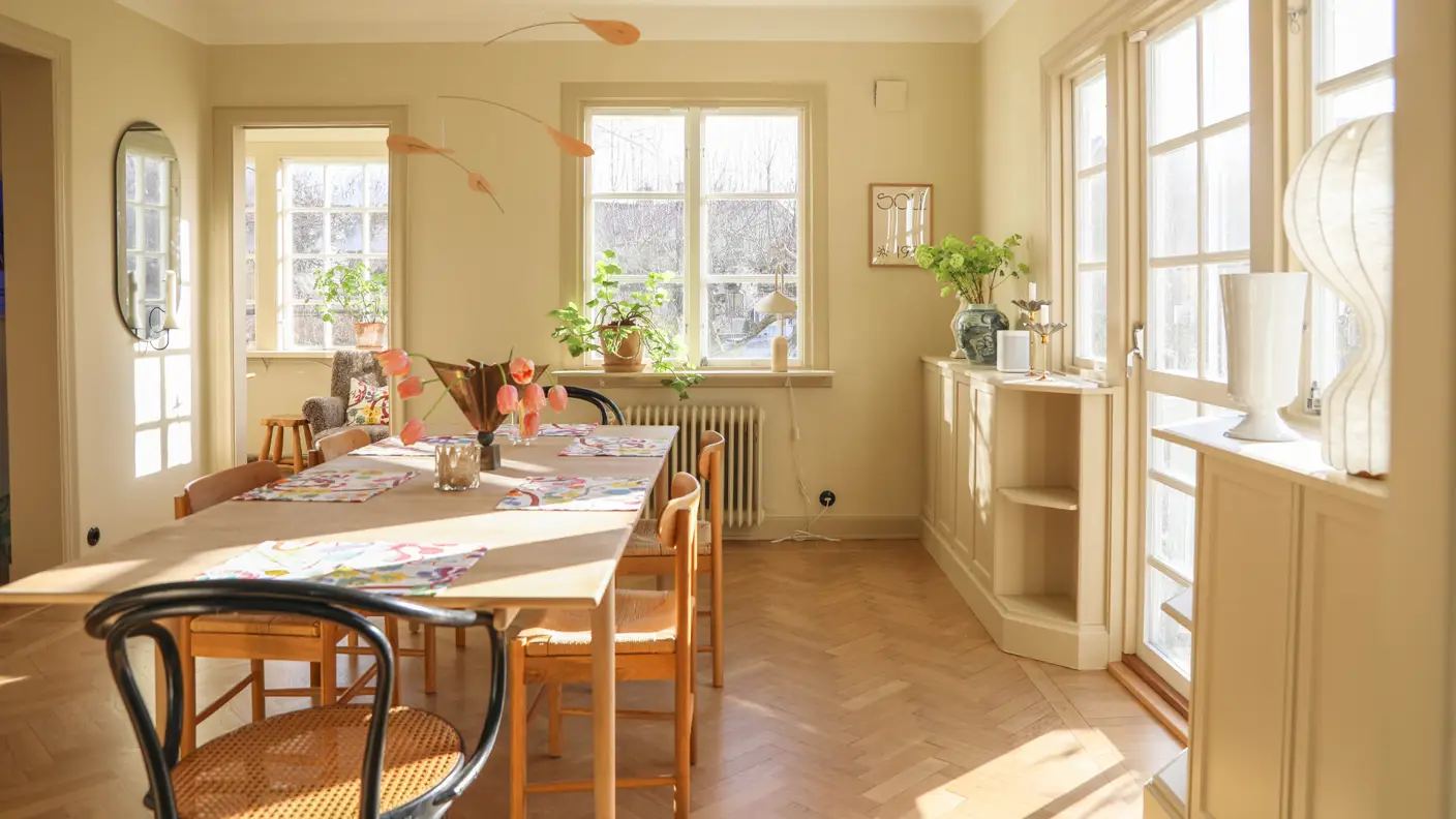 Matsal målad med LADY Pure Color i Jotun 12313 Soft Dunes