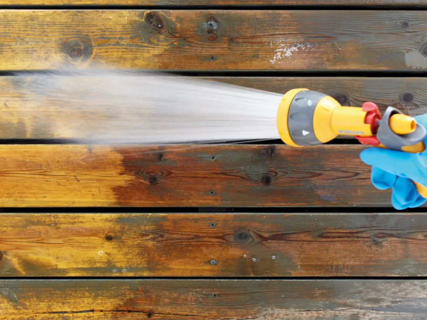 Skölja terrassgolvet