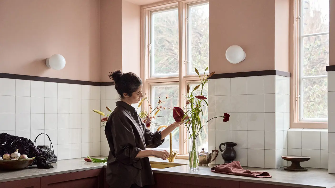 Kitchen corner with cabinets painted with Jotun 2149 Coffee and wall with 20362 Pink Ambience.