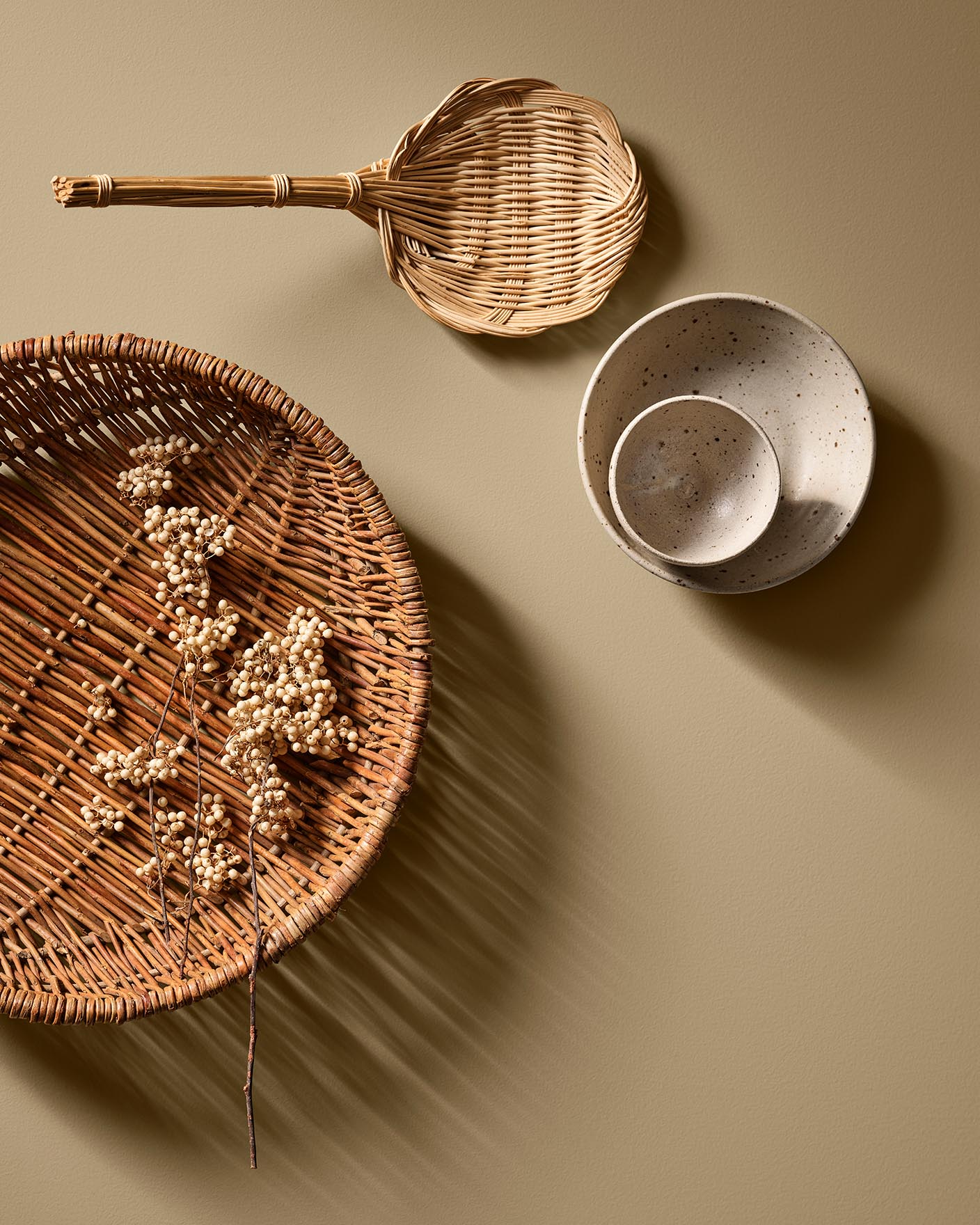 Naturlige teksturer møter jordfarger med flettede kurver, tørkede planter og prikkete keramikk på en gyldenbrun bakgrunn malt med Jotun 1632 Rock Sugar.