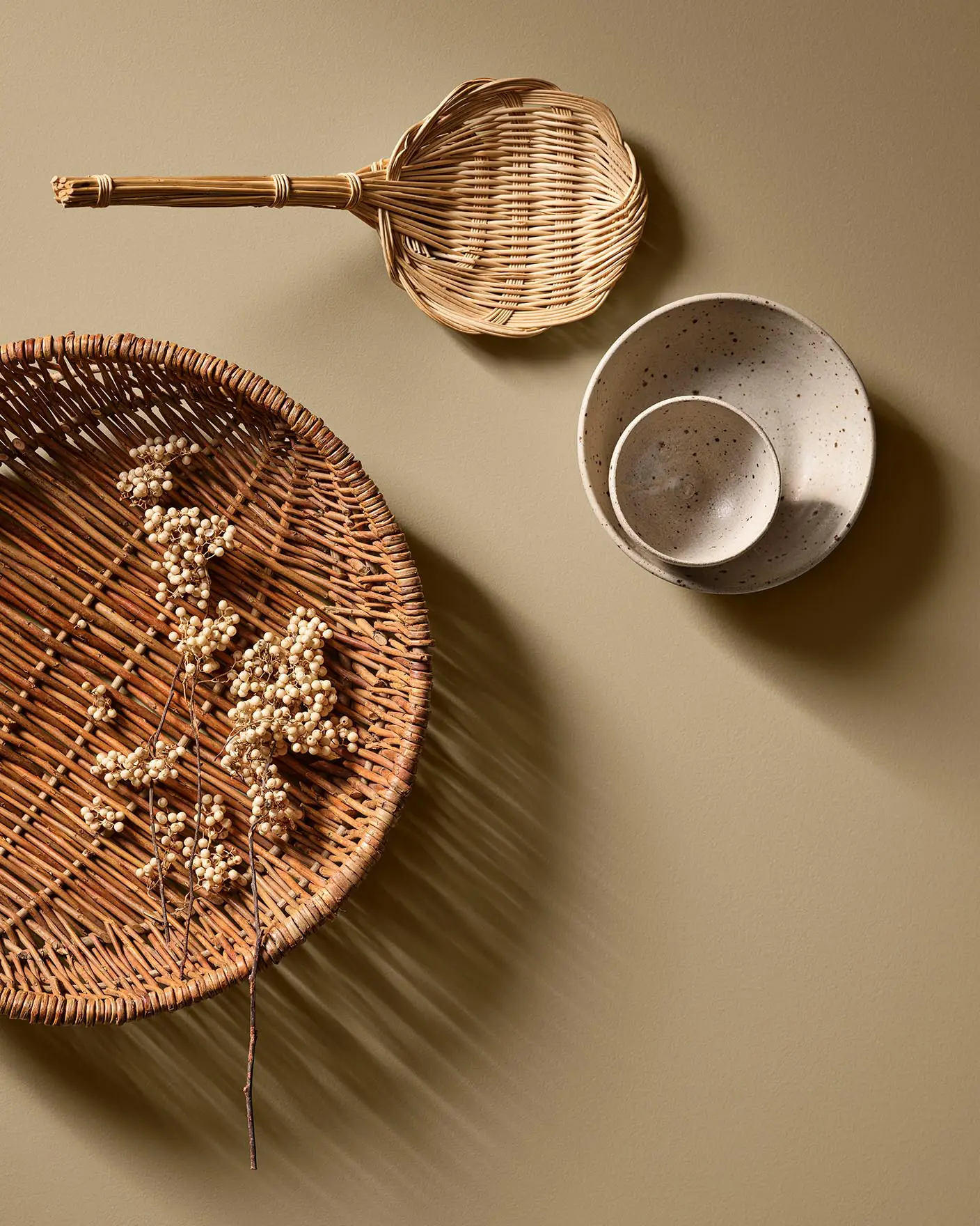 Texturas naturales se combinan con tonos tierra con cestas tejidas, plantas secas y cerámicas moteadas sobre un fondo marrón dorado pintado con Jotun 1632 Rock Sugar.