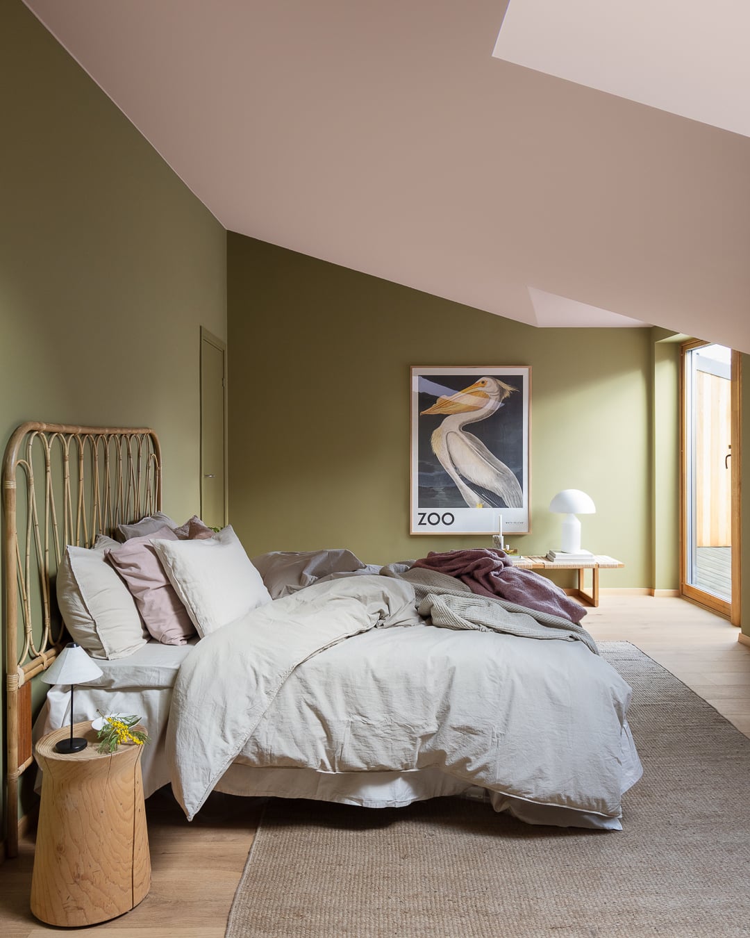 Bedroom with walls painted in dark green JOTUN 8597 Seaweed Green with ceiling painted in pink with JOTUN 20054 Silky Pink