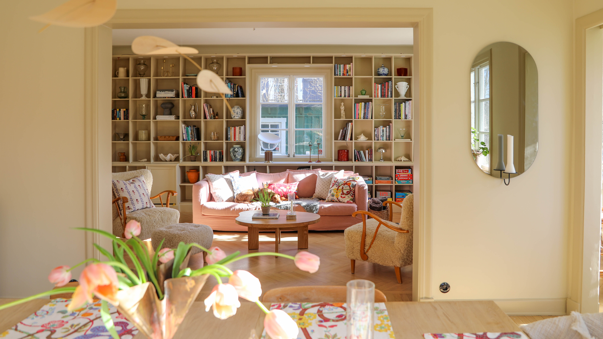 Ingång till bibliotek hemma hos Hannes Mauritzson.