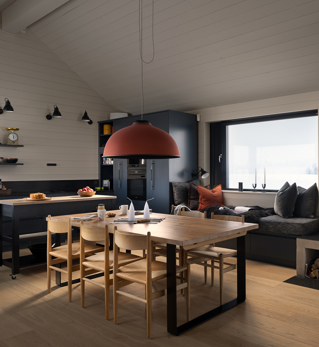 Kjøkken på hytte med panelvegger og tak malt med LADY Supreme Finish i den lyse gråhvite fargen Jotun Soft Touch, med blåmalt kjøkkeninnredning i Jotun Oslo.