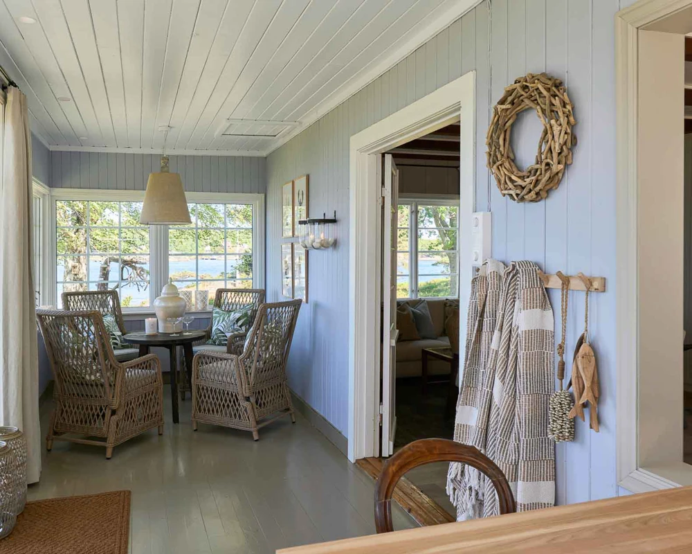 Vinterhage på hytte, vegger malt i Jotun LADY Klassisk Blå, tak LADY Klassisk hvit.