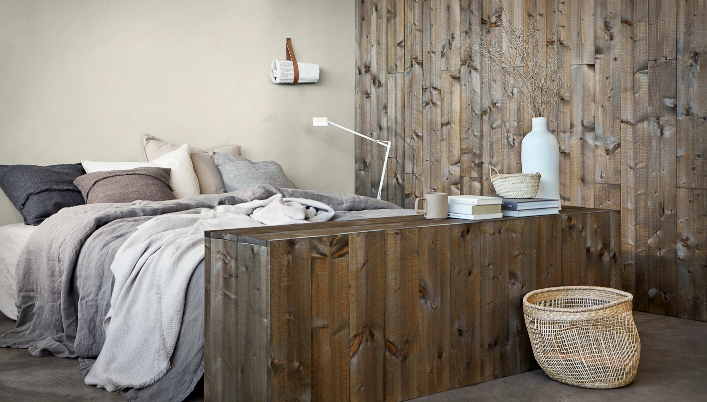 Seng og vegg i panel behandlet med brun beis, Jotun LADY Pure Nature Høstbrun