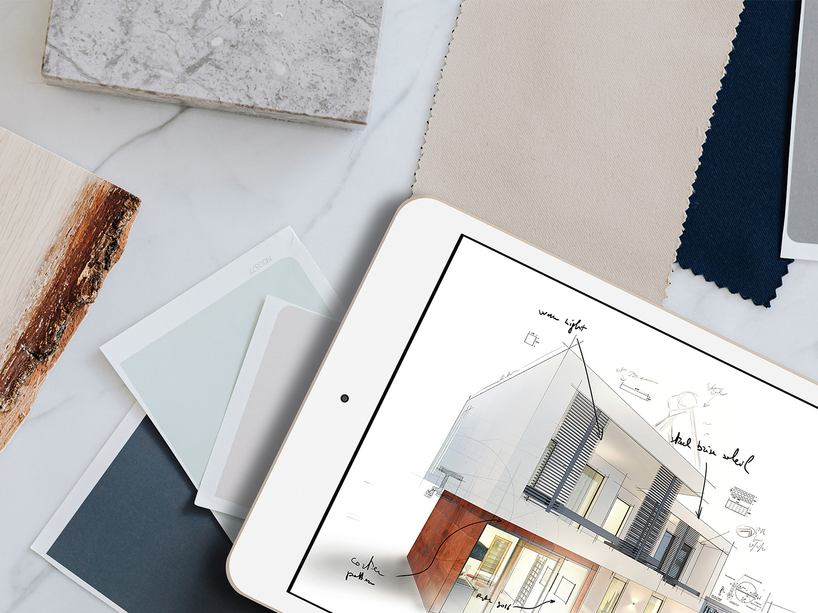Interiørdesignbord med nettbrett som viser husillustrasjon, materialprøver og fargepalett for arkitekturprosjekt