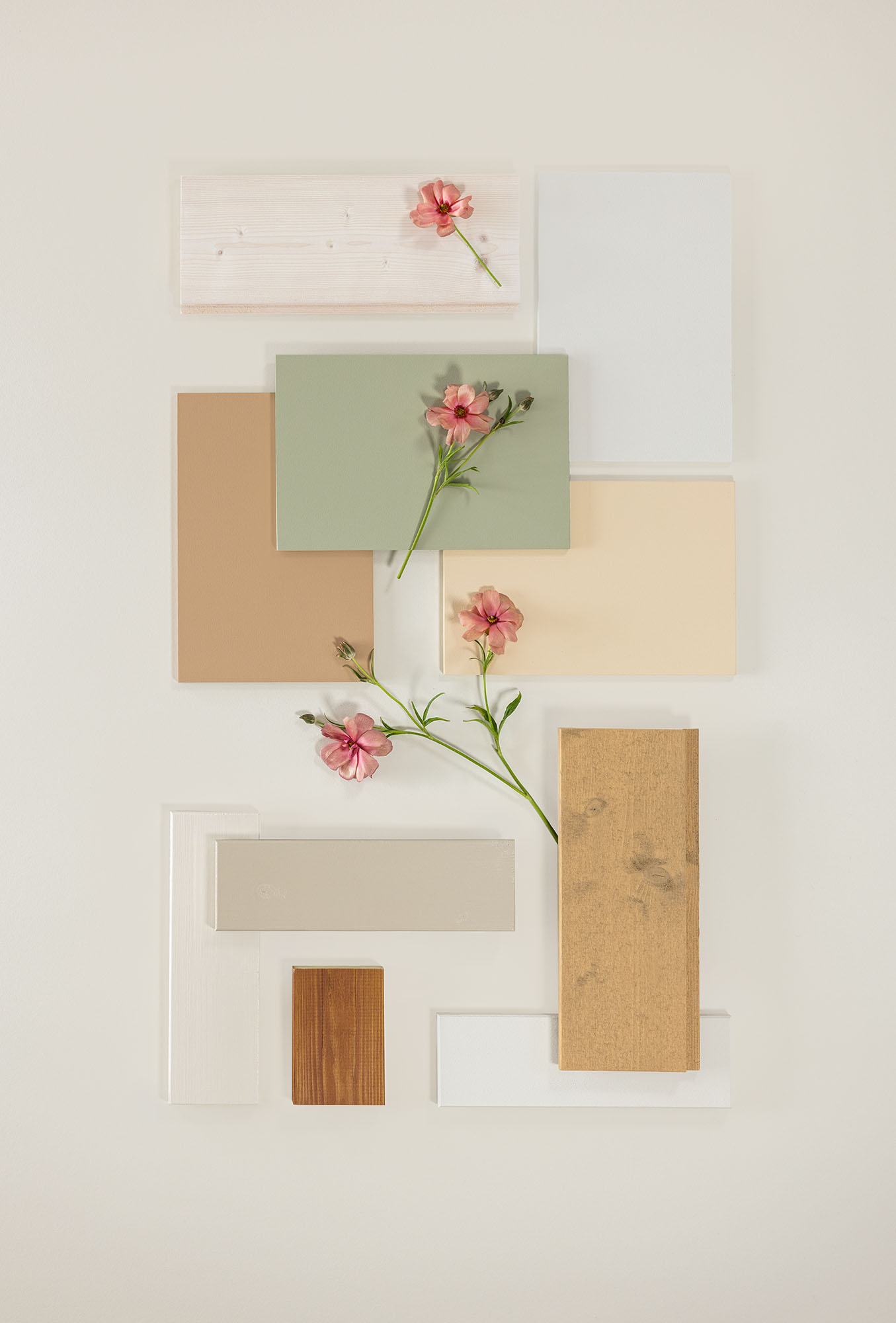 Fargeprøver i forskjellige lyse og sommerlige nyanser av beige, grønt og brunt med rosa blomster på lys bakgrunn