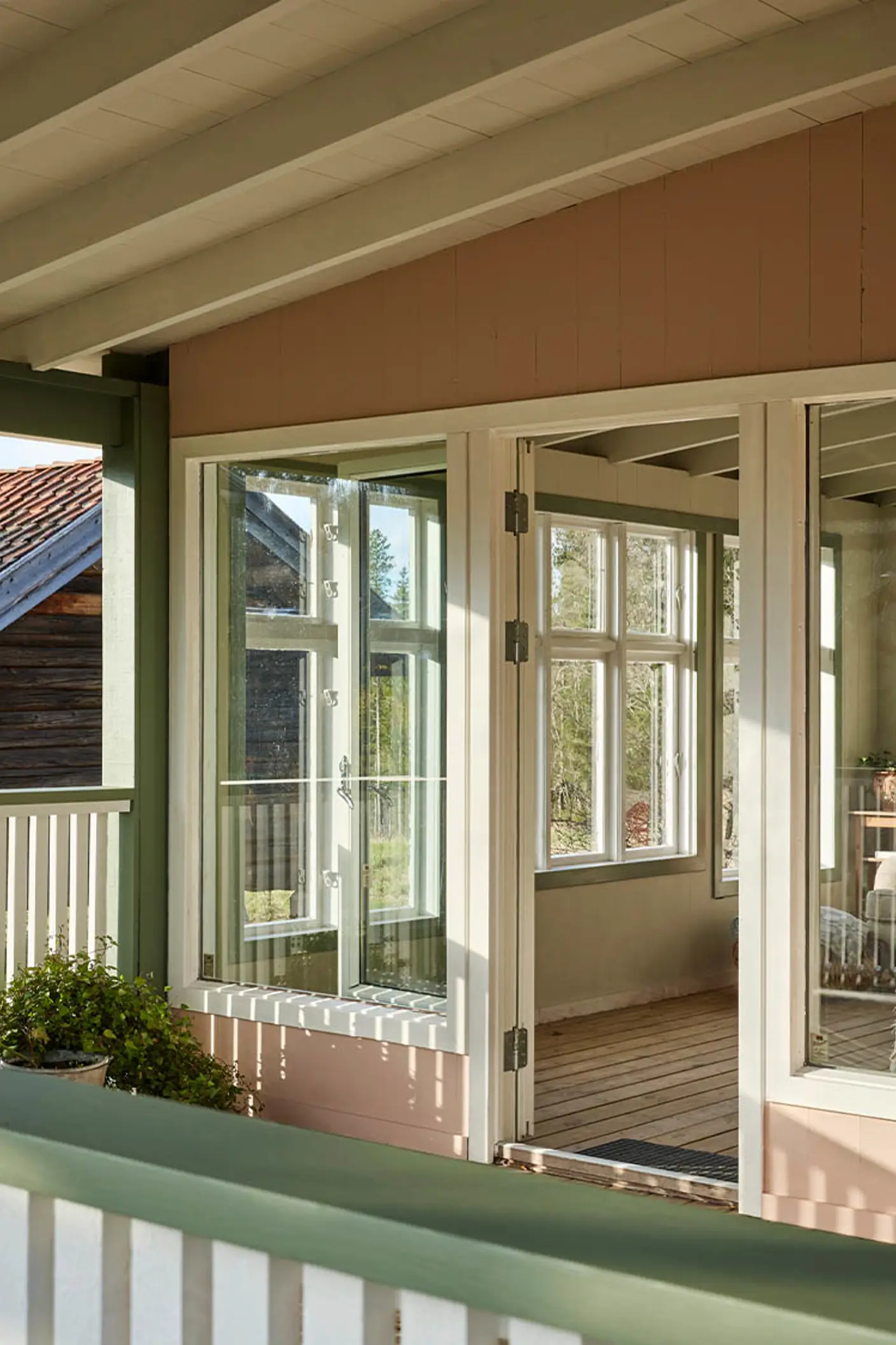 Hus i 0239 Mellomrosa med vinduskarmer i 10784 Skyggehvit