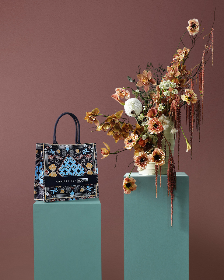 Inspirasi interior dengan dinding Jotun Sophisticated Red 2951 Majestic Pure Color dan aksen teal, menampilkan dekorasi artistik Jotun x Christy Ng