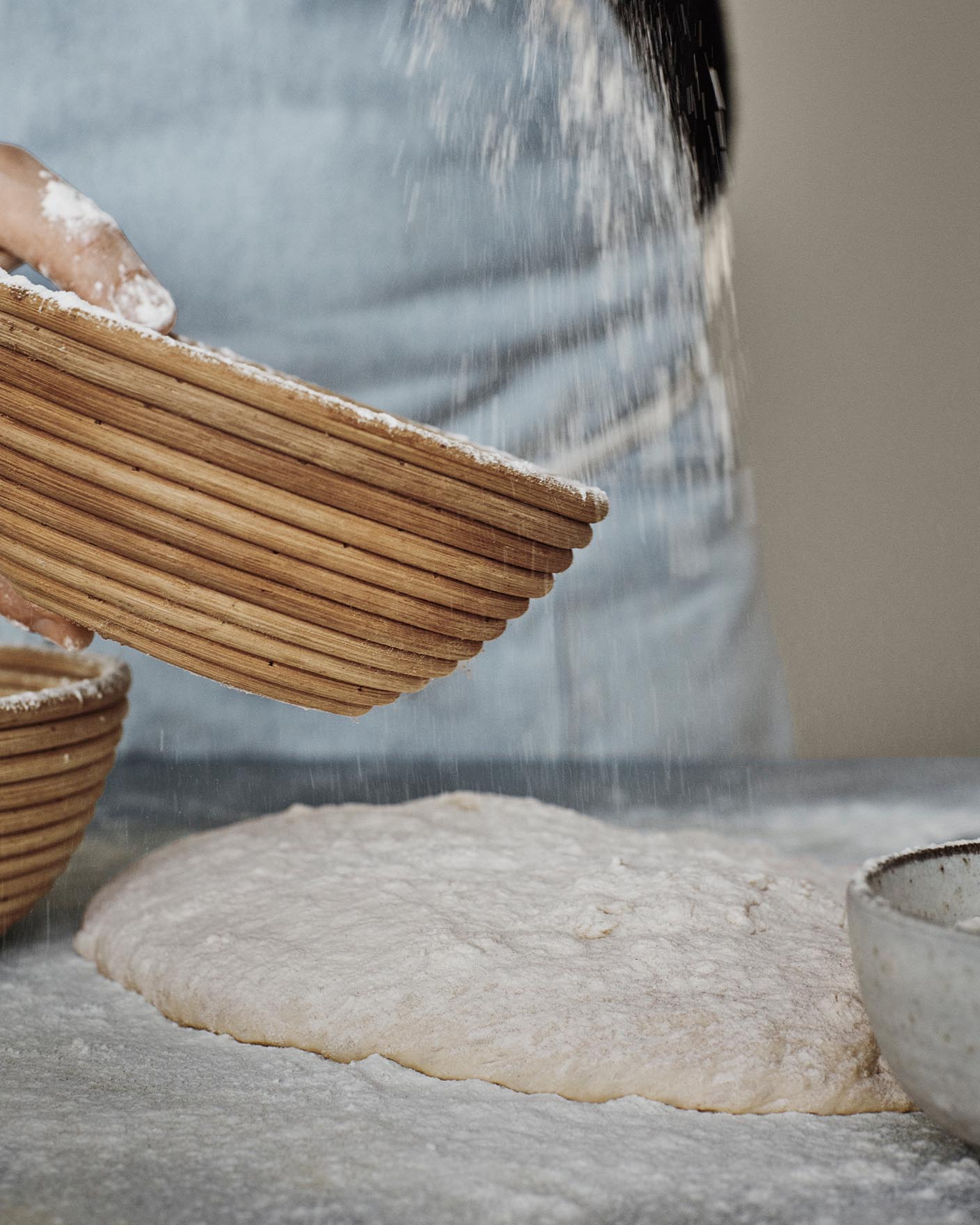 Mel strøs på en deig mot en varm grå bakgrunn med fargen 12068 Comfort Grey fra Jotun.