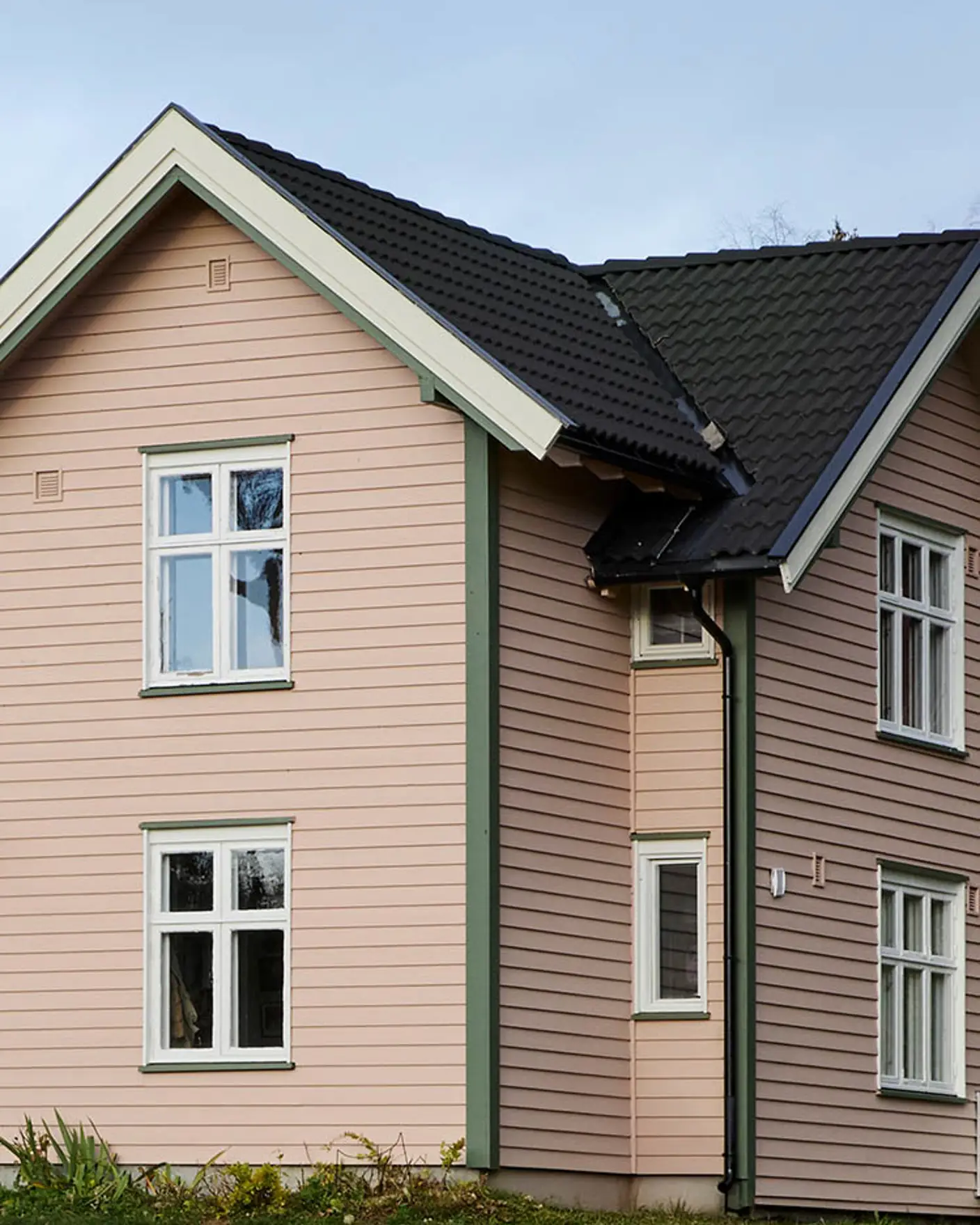 Hus i 0239 Mellomrosa med vinduskarmer i 10784 Skyggehvit detaljer i 8413 Herregårdsgrønn