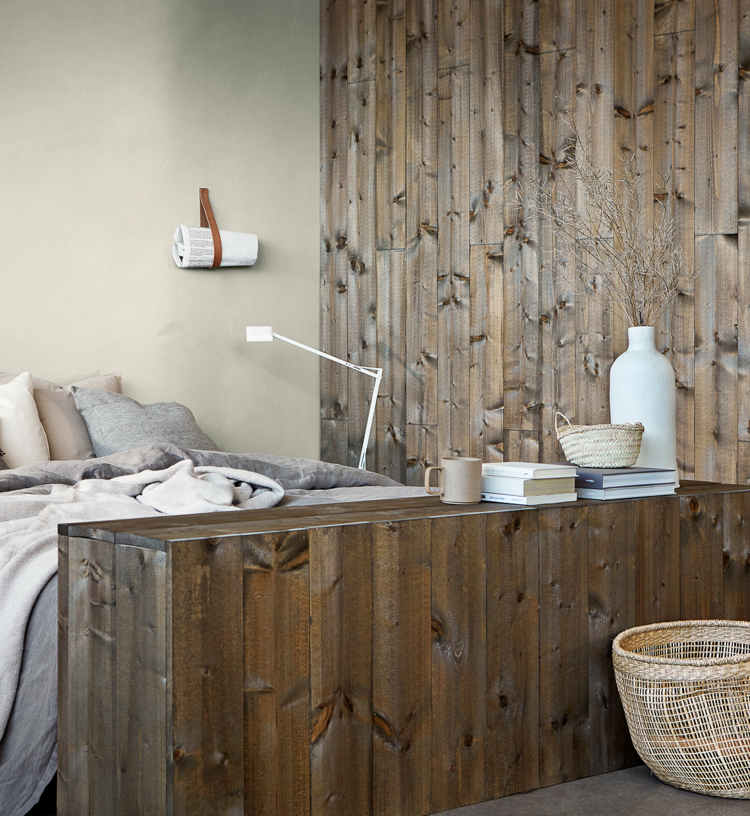 Seng og vegg i panel behandlet med brun beis, Jotun LADY Pure Nature Høstbrun