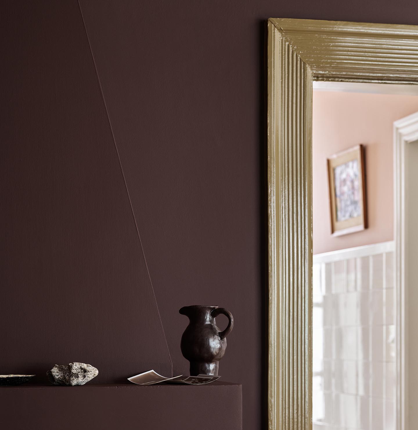 A brownish red wall painted in the colour Jotun 2149 Coffee with golden brown trims painted in the colour 1974 Golden Walnut.