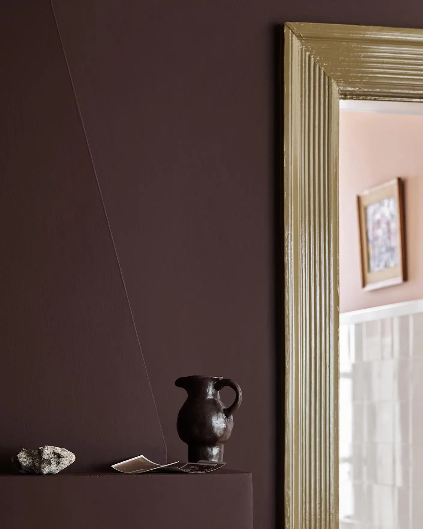 A brownish red wall painted in the colour Jotun 2149 Coffee with golden brown trims painted in the colour 1974 Golden Walnut.