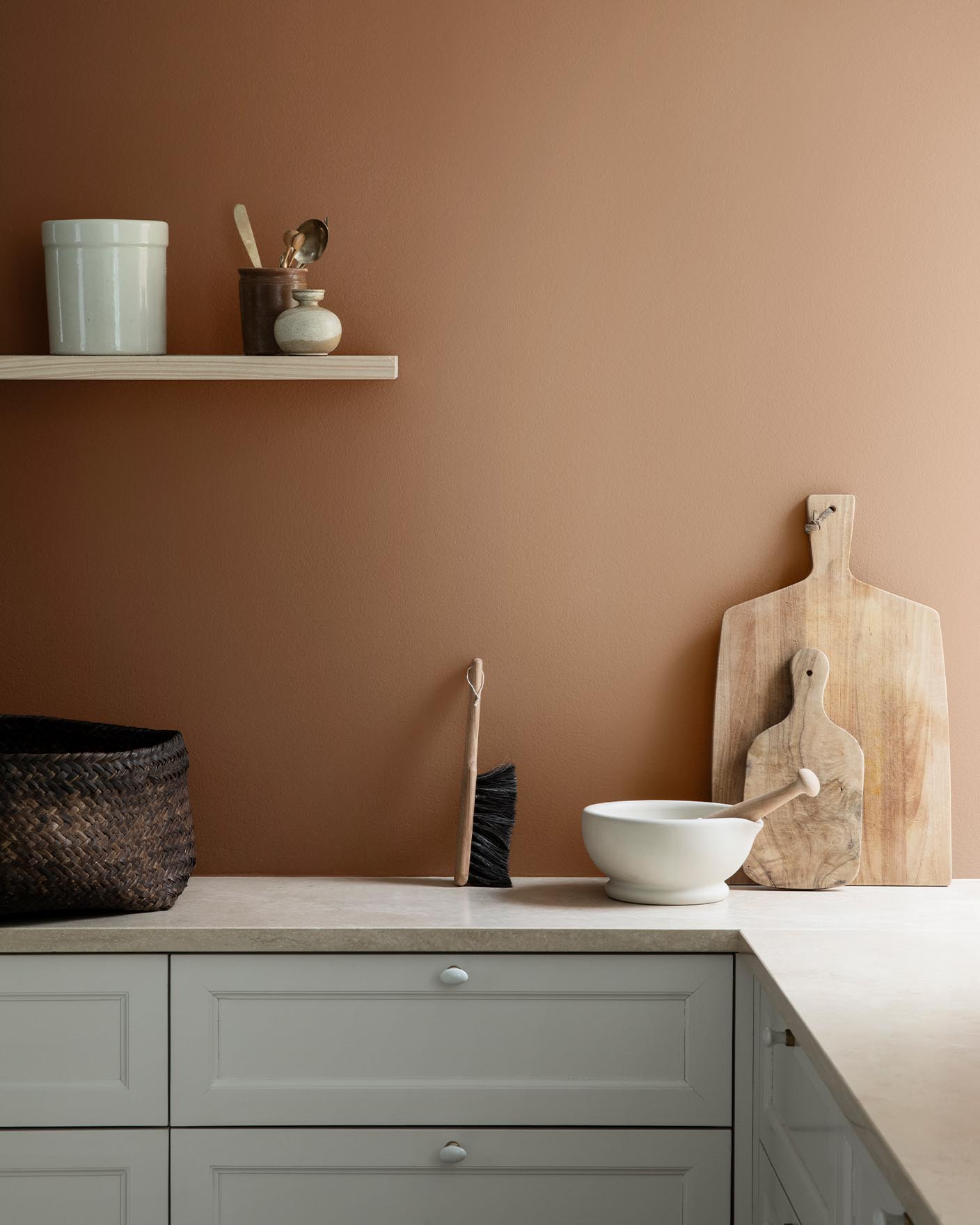 Dette kjøkkenet har en varm og innbydende atmosfære med sine jordfargede, rustikke oransje vegger malt med Jotun 1259 Rusty.