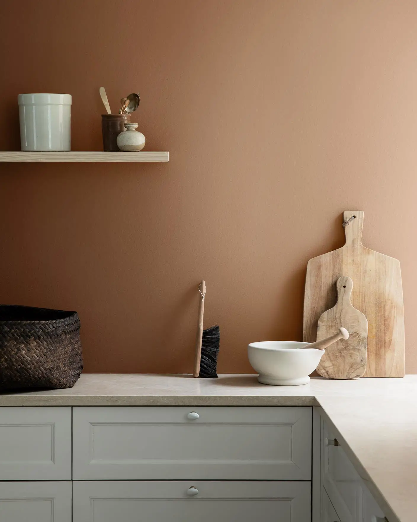 Dette kjøkkenet har en varm og innbydende atmosfære med sine jordfargede, rustikke oransje vegger malt med Jotun 1259 Rusty.