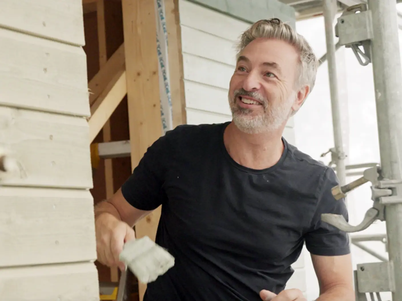 Tareq Taylor målar med DEMIDEKK Infinity