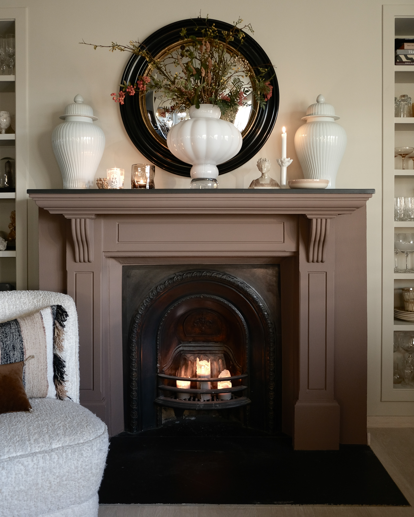 Peis malt med LADY Pure Color i rødbrunt med Jotun Mellow, vegger i beige malt i Jotun Space.