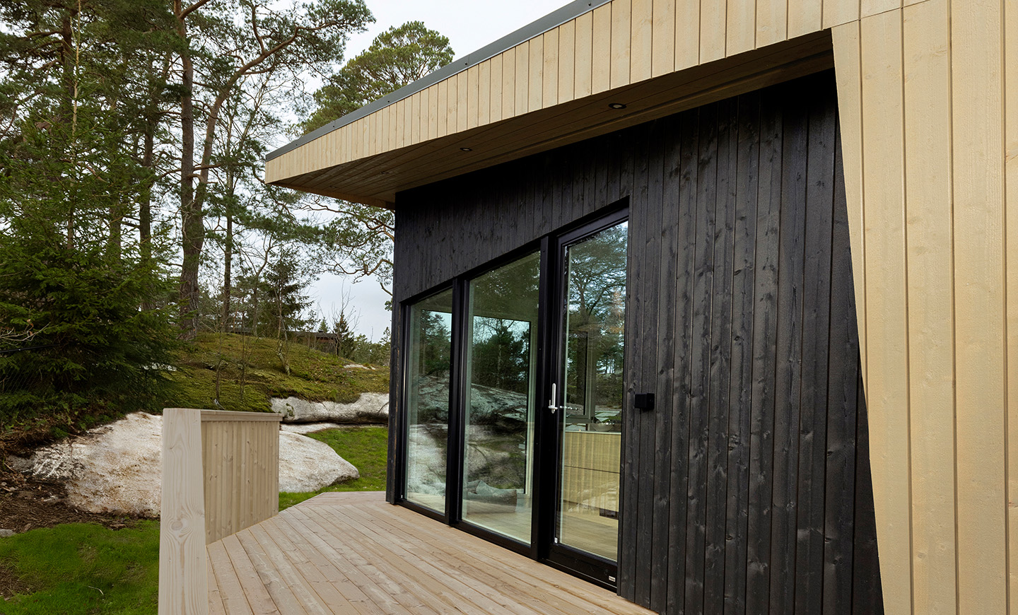 Hus beiset i TREBITT 9003 Funkissort og 9054 Naturlig eldet med TREBITT Oljebeis fra Jotun