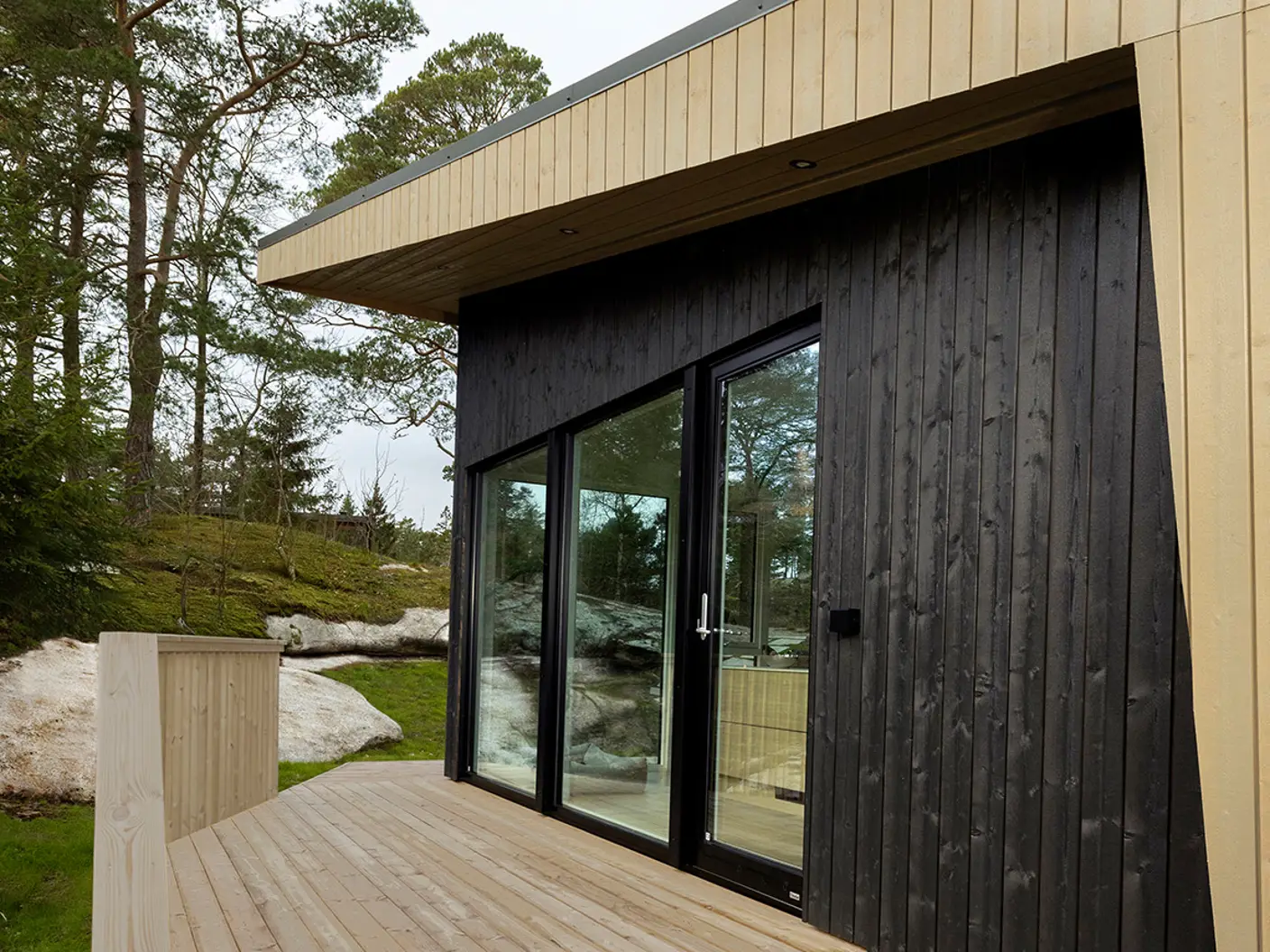 Hus beiset i TREBITT 9003 Funkissort og 9054 Naturlig eldet med TREBITT Oljebeis fra Jotun