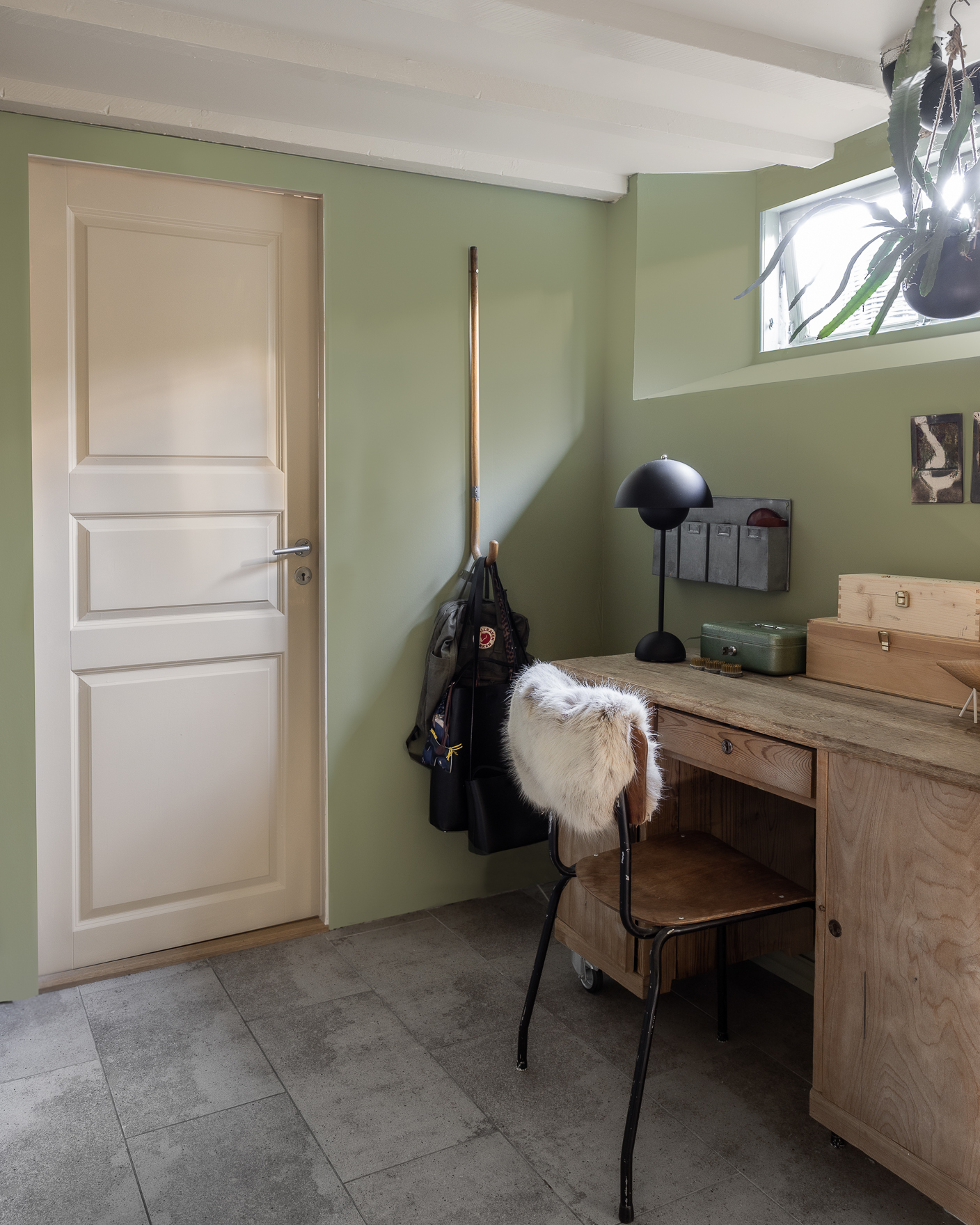 Hjemmekontor i underetasje med friskt grønne vegger malt i Jotun Green Tea