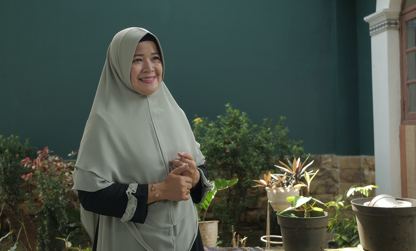 Hj. Susi (Pemilik Rumah), Pendiri dan Pengurus Panti | New Jotashield Ultra Clean